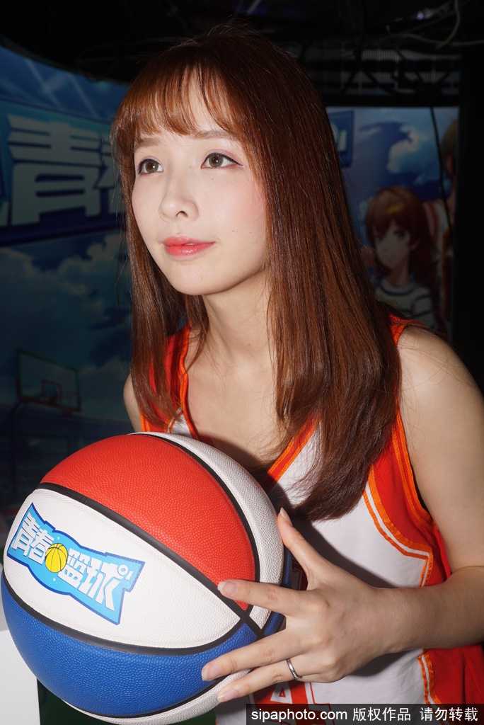 紧身的篮球背心搭配热力四射的笑容，她手中的篮球仿佛也沾染了夏日的温度，成为全场的视觉焦点
