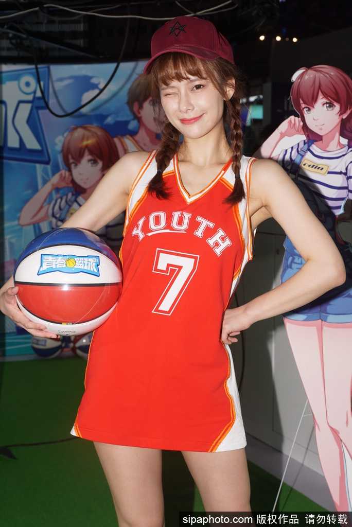 金色的发饰在灯光下闪闪发光，她轻拍篮球的姿态既有专业球员的潇洒，又带着舞者的灵动与柔美