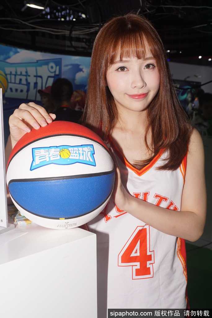 即使只是在台下休息，她依然保持着甜美的微笑，双手抱球的姿态宛如漫画中走出的篮球经理人，清新可人