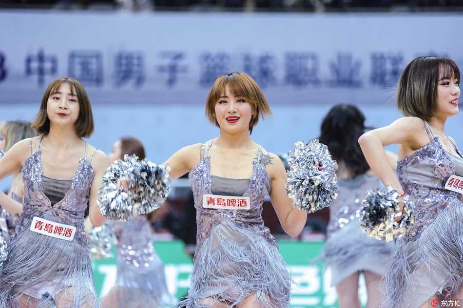 光影交错间，肯帝亚美女宝贝们手持流光溢彩的手杖，以干净利落的动作定格在舞台中央，自信的笑容与动感的节奏完美融合，仿佛掌控着整个赛场的脉搏。