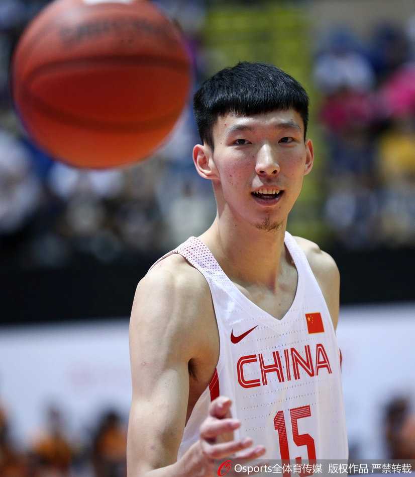 中国男篮的小将们在场上积极拼抢，面对NBA级别的对手毫无惧色，青春的汗水在红磡体育馆的地板上飞溅