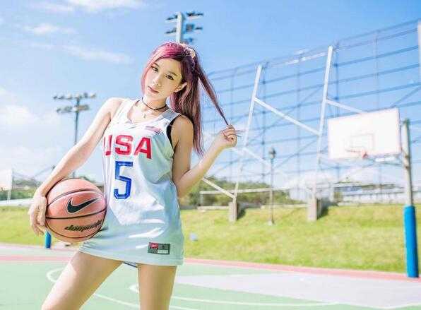 篮球场上，阳光为她勾勒出金色轮廓，运球时的专注眼神比得分更加迷人