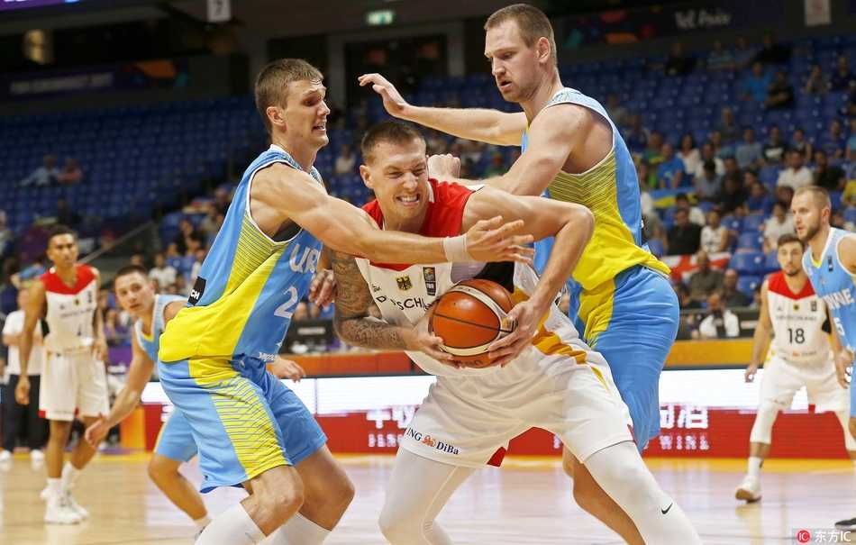 德国后卫丹尼斯-施罗德在乌克兰防守球员的包围中腾空而起，以一记极富想象力的抛射挑战篮筐，仿佛在宣告德国篮球新时代的到来。