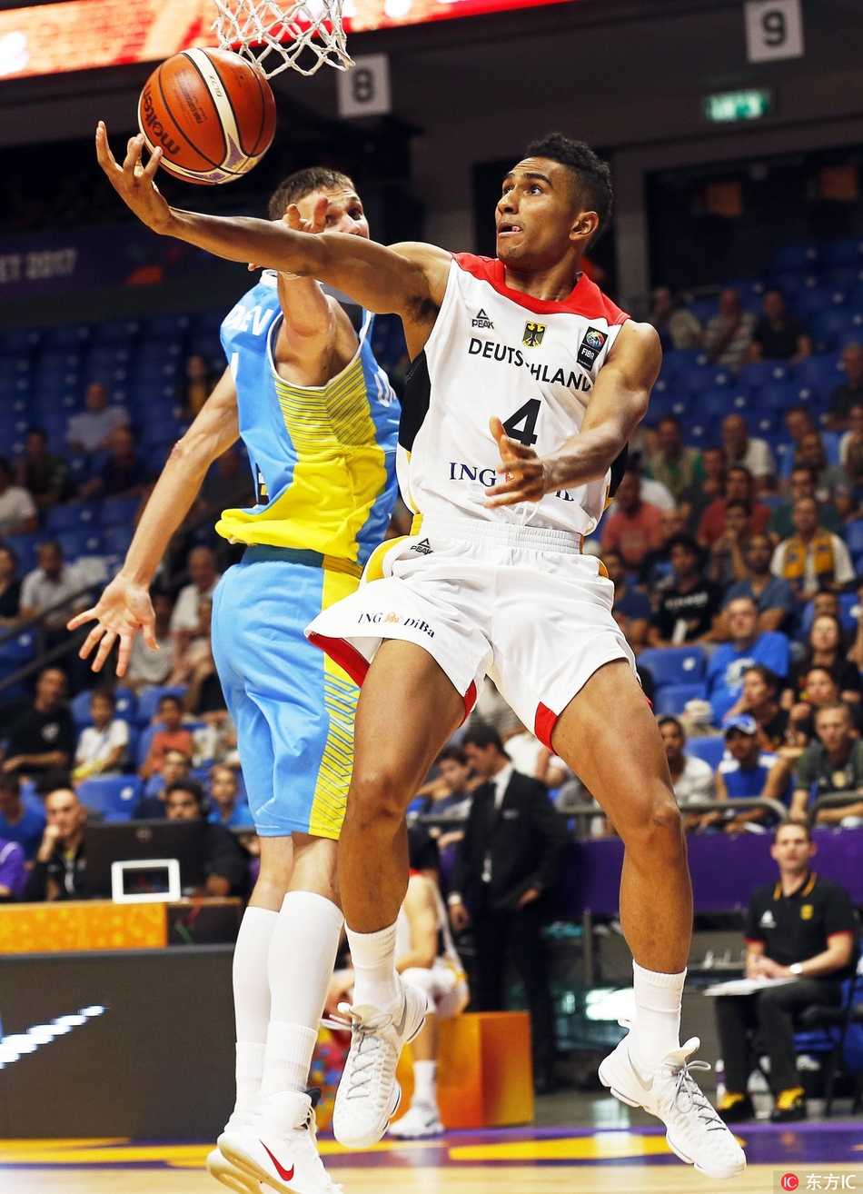 德国大个子约翰内斯-沃格特曼在高位送出精妙传球，他目光如炬，用一记恰到好处的击地传球撕破乌克兰防线，展现了欧洲内线传统的细腻技术和篮球智商。