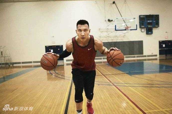 易建联在特训中全神贯注地运球推进，眼神凌厉，仿佛在穿越防守严密的赛场。