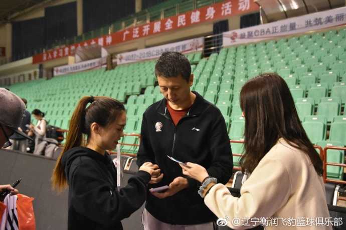 犹他高原的蓝色风暴:回看爵士胜快船之战 球场指挥官特奥多西奇在三分线外冷静施射,手起刀落仿佛在用篮球书写一篇塞尔维亚史诗。