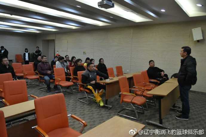 犹他高原的蓝色风暴:回看爵士胜快船之战 费沃斯在爵士主场如野兽出笼般完成单手劈扣,篮筐在他面前仿佛都在颤抖。