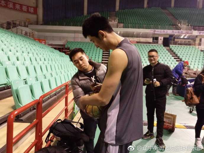 犹他高原的蓝色风暴:回看爵士胜快船之战 卢比奥像一阵西班牙旋风疾速突破,长发飘逸间撕破了快船看似坚固的外围防线。