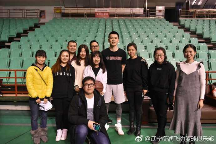 犹他高原的蓝色风暴:回看爵士胜快船之战 爵士众将围成一圈,眼神如鹰隼般锐利,防守铁壁让快船的每一次突破都变得寸步难行。