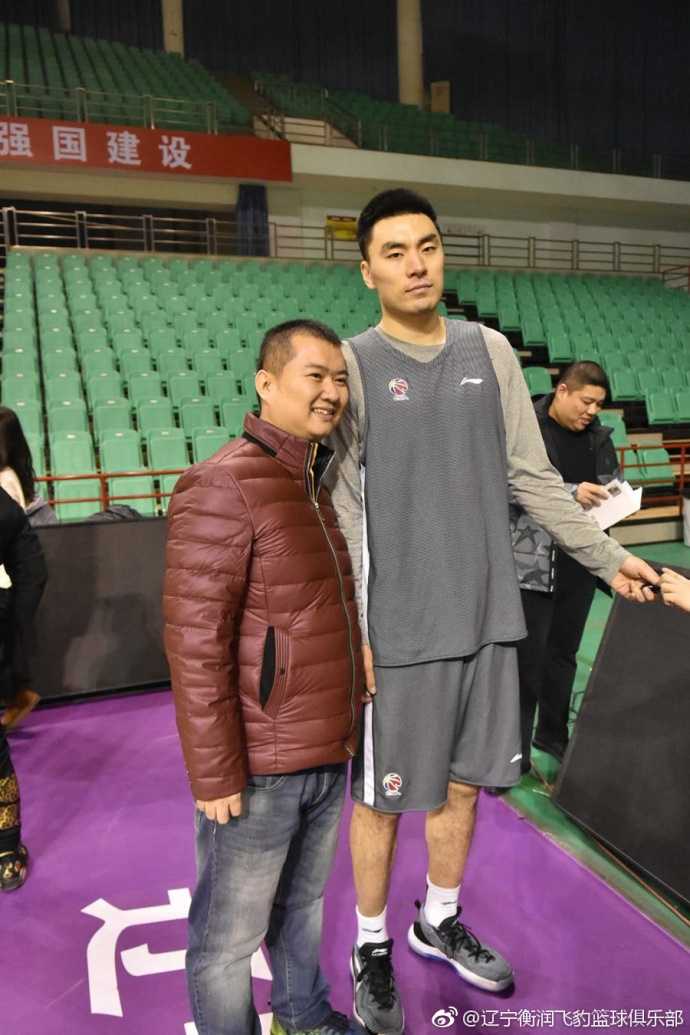 犹他高原的蓝色风暴:回看爵士胜快船之战 英格尔斯迎着防守人高难度跳投,篮球在空中划过一道彩虹,精准地坠入了命运的篮筐。