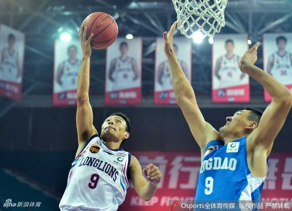 罗旭东命中关键底角三分后振臂怒吼，队友纷纷上前庆祝这记锁定胜局的进球