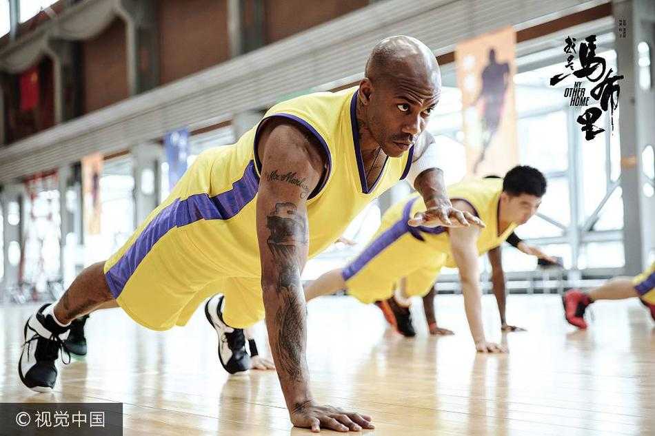 篮球巨星马布里赤裸上身，在训练馆里神情专注地完成单手俯卧撑，虬结的肌肉与专注的眼神彰显着职业运动员的极致自律与王者霸气。