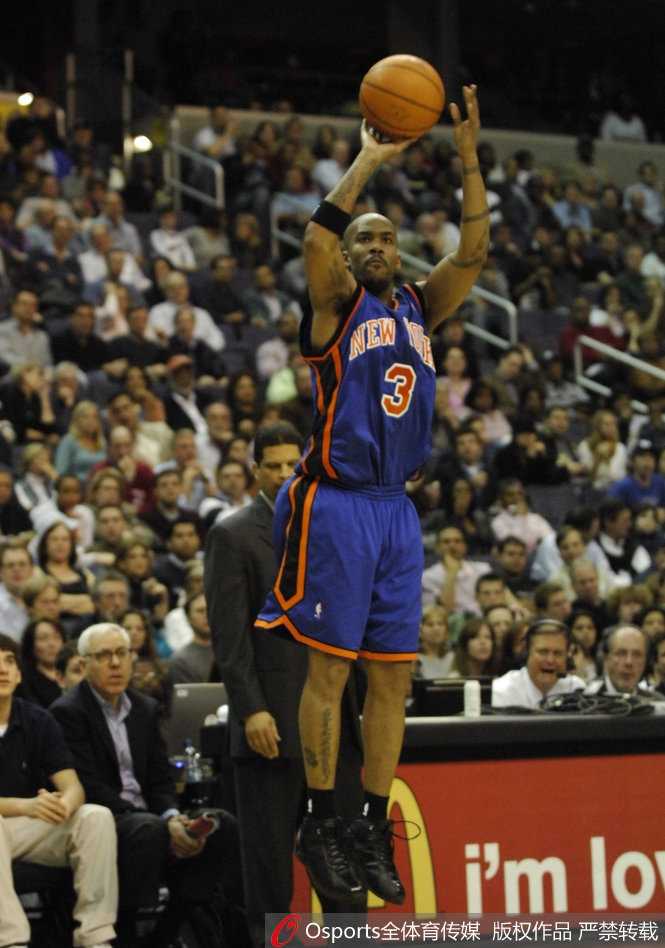 转会至菲尼克斯太阳队后，马布里在客场挑战纽约尼克斯的比赛中高高跃起传球。这一刻，他或许并不知道，纽约——这座他出生的城市，将在不久后成为他NBA生涯中最煎熬的试炼场。画面中的他依旧充满活力，试图在沙漠之城证明自己。