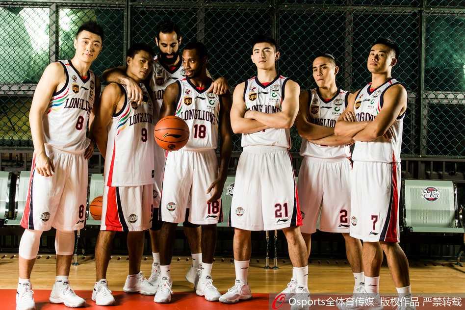 老将罗旭东稳健控球，作为队中少数拥有季后赛经验的球员，他的沉着冷静是年轻龙狮最需要的定海神针。