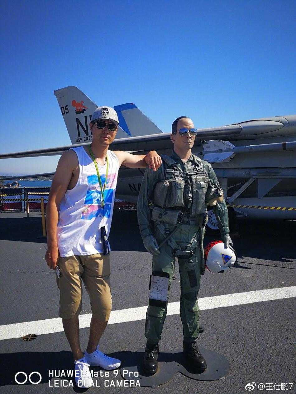 王仕鹏的圣地亚哥漫游记:从航母甲板到日落巨轮的梦幻一日 夕阳下的科罗纳多酒店闪烁着温暖的光芒,巨大的轮廓映衬在粉紫色的天空下,王仕鹏坐在沙滩上,身影被落日拉得很长,画面静谧而浪漫。