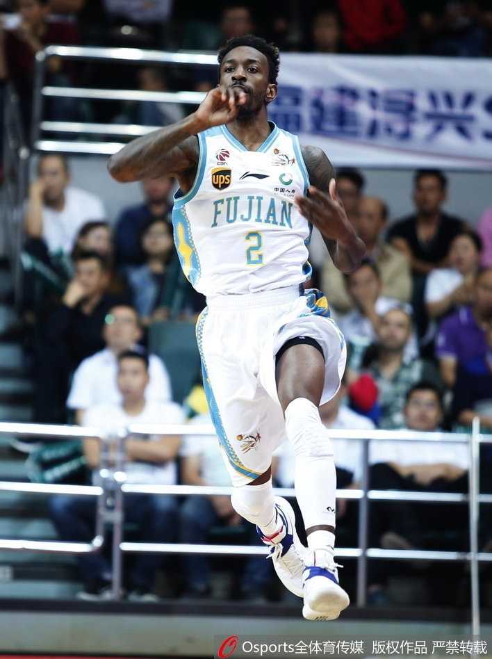 王哲林内线制霸携双外援闪耀 福建主场大胜天津取两连胜 赵泰隆在快攻中接队友传球,腾空上篮,动作舒展流畅。