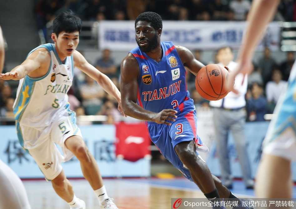 王哲林内线制霸携双外援闪耀 福建主场大胜天津取两连胜 王哲林背身单打天津防守队员,利用强壮的身体顶开对手,准备转身投篮。