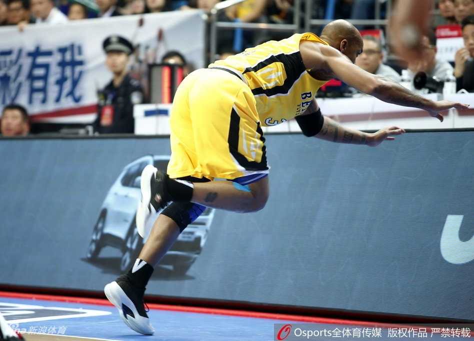 北控核心马布里运球穿越层层防线，眼神坚毅而沉着，虽已不再年轻，但领袖的风骨依旧在赛场闪光。