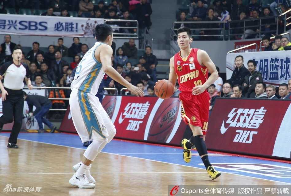 福建当家球星王哲林篮下强打李慕豪，他利用扎实的背身脚步晃开防守，随后一个轻盈的挑篮将球送入篮筐，展现出了国产顶级内线的细腻技术。