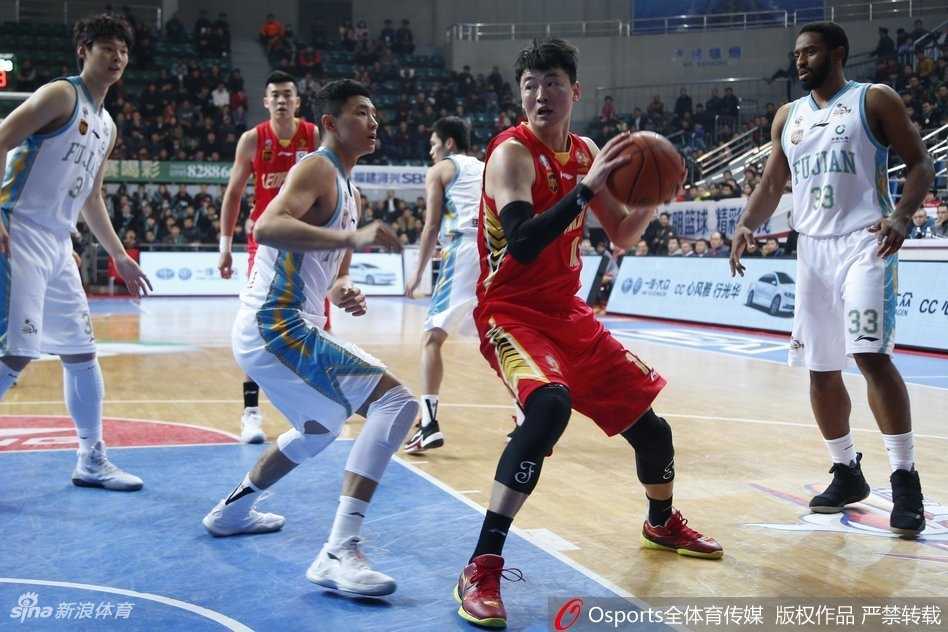 李慕豪和萨林杰在福建队禁区筑起铜墙铁壁，两人同时起跳，四只长臂完全罩住了福建队员的出手空间，这次成功的防守为深圳队最后的胜利奠定了基础。