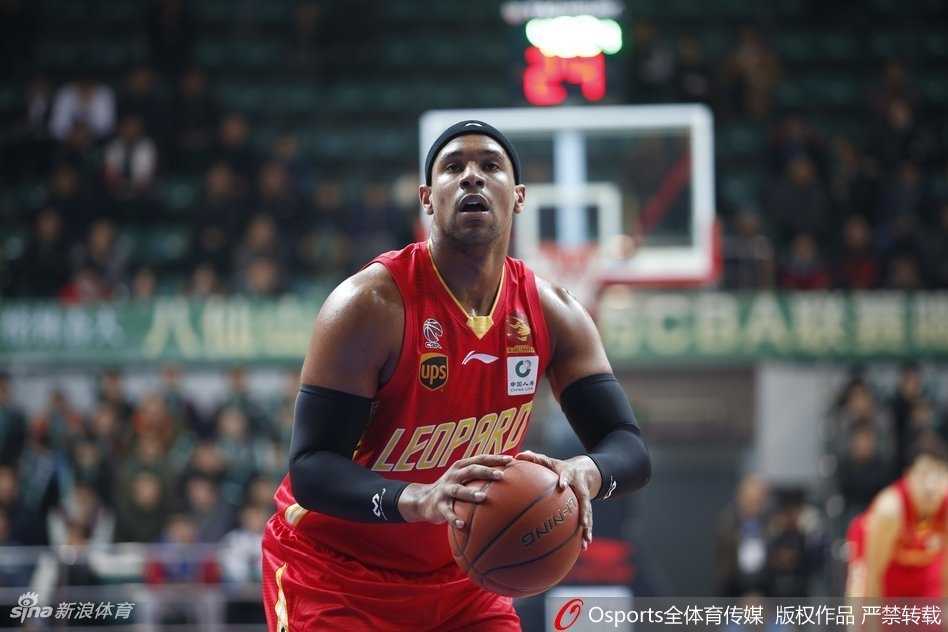 终场哨响，福建队员难掩失落之情，王哲林低头沉默离场，而深圳队的球员们则激动地聚在一起，庆祝这场来之不易的三连胜，冰火两重天的画面定格了竞技体育的残酷与魅力。