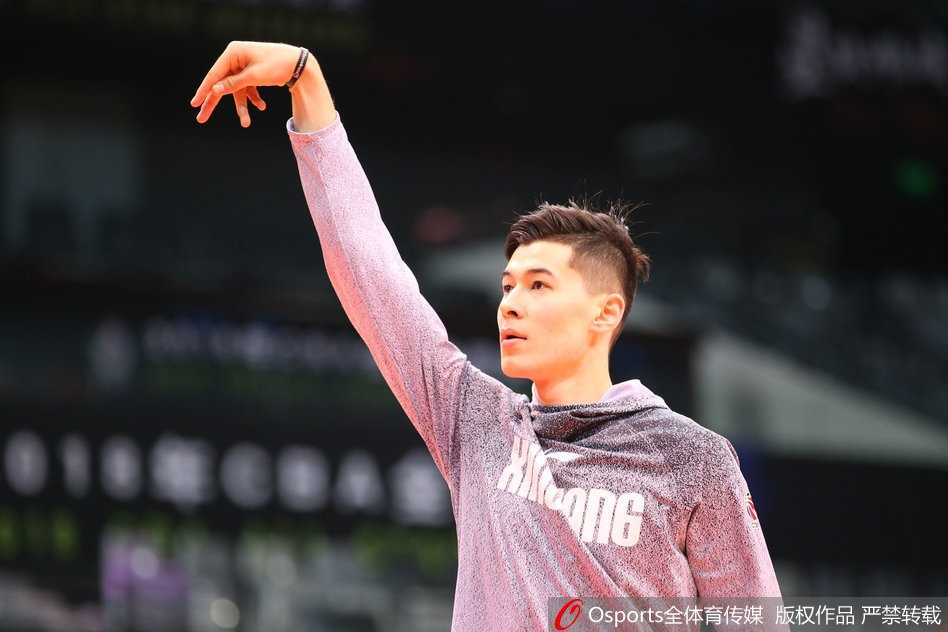 在球场中央，传奇中锋王治郅神情专注，亲自为北区新锐们比划着篮下的跑位路线，他的每一个手势都传递着丰富的比赛经验。