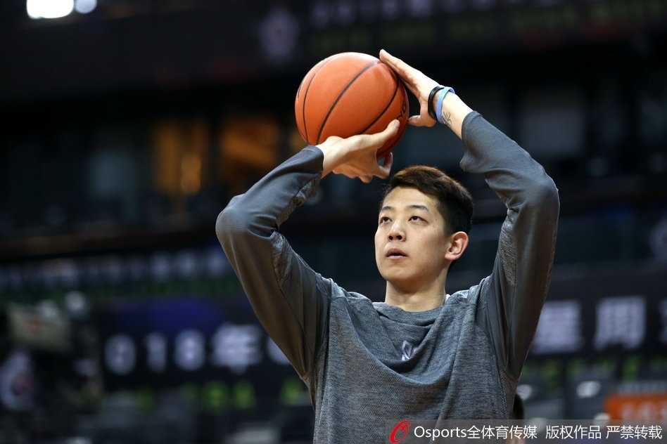 胡雪峰指导在场边拉住了孙铭徽和赵岩昊，似乎在叮嘱他们如何处理挡拆后的进攻选择，两名后卫认真地点头，眼神中闪烁着灵动的光芒。