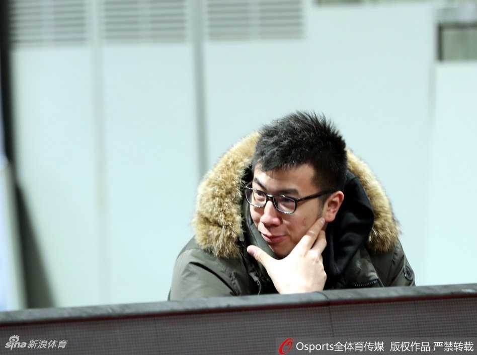 王治郅神情专注地为年轻内线球员示范背身单打技巧，他宽厚的肩膀仿佛依旧承载着八一队的内线支柱，眼神中满是对细节的严苛要求。