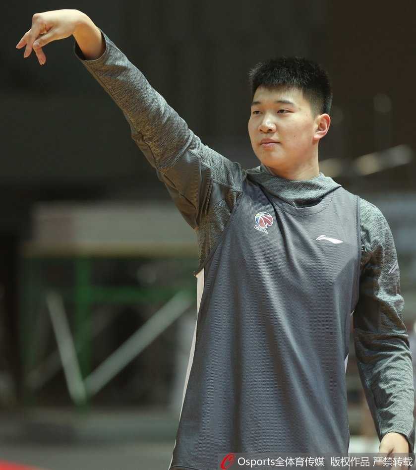 王治郅获胜后双手握拳放肆庆祝，脸上洋溢着开心的笑容，身后的队员们也被逗乐。