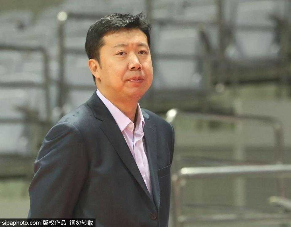 训练馆的灯光打在大郅的脸上，勾勒出他那历经岁月却依然坚毅的轮廓，他就像一部行走的中国篮球编年史，安静地翻阅着眼前这些年轻球员的未来篇章。