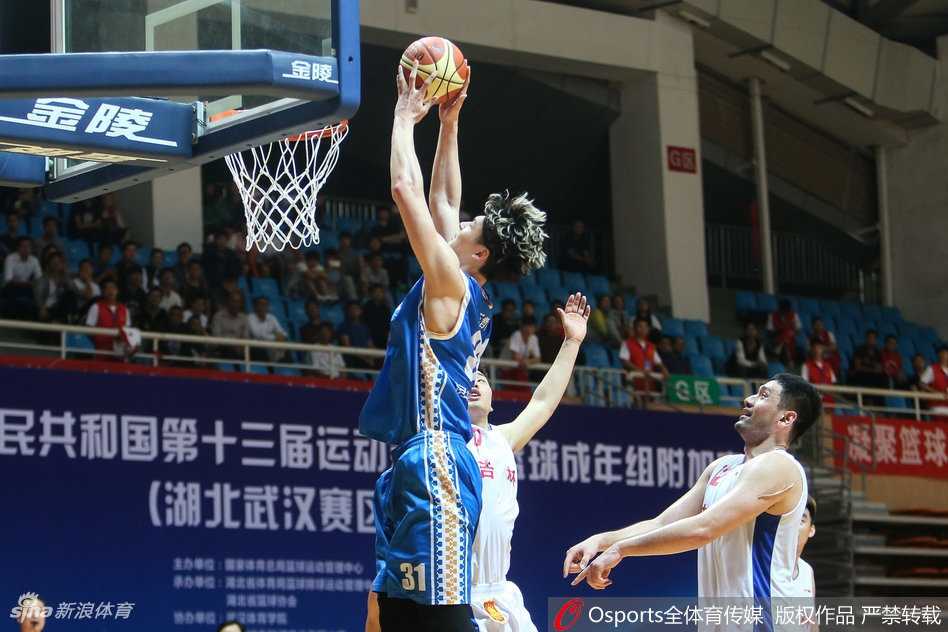 比赛结束后，王哲林与队友们击掌相庆，这场90-88的险胜凝聚了全队上下不懈的努力与汗水。