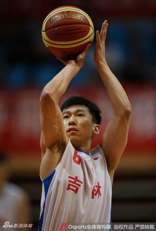 王哲林在吉林队多人围堵下高高跃起，以一记势大力沉的双手暴扣终结进攻，篮架都在为之颤抖。