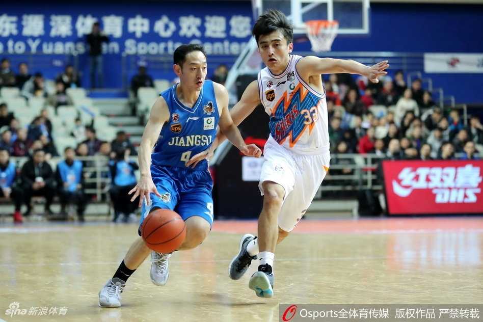 王者归来看易立 肯帝亚加时胜上海重返季后赛 比赛哨响后,江苏肯帝亚队的球员们难掩激动之情,他们紧紧相拥,脸上洋溢着胜利的喜悦,仿佛要将这七年等待的所有压抑都释放出来。