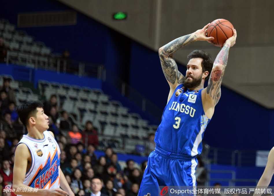 王者归来看易立 肯帝亚加时胜上海重返季后赛 比赛结束,江苏肯帝亚队的球员们围成一圈,互相击掌鼓励,庆祝这场来之不易的胜利,背景中闪烁的灯光与球员们眼中的光芒交相辉映,照亮了重返季后赛的道路。