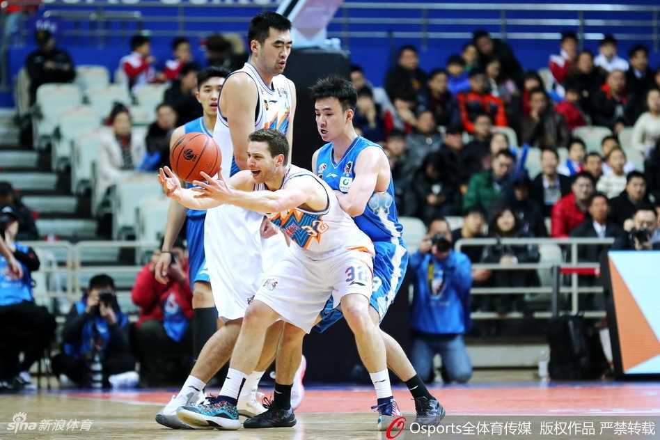 王者归来看易立 肯帝亚加时胜上海重返季后赛 队长易立在关键时刻挺身而出,他带伤作战,在防守球员的干扰下依然坚定地出手投篮,球在空中划出一道美妙的弧线,全场屏息凝视,等待着奇迹的发生。