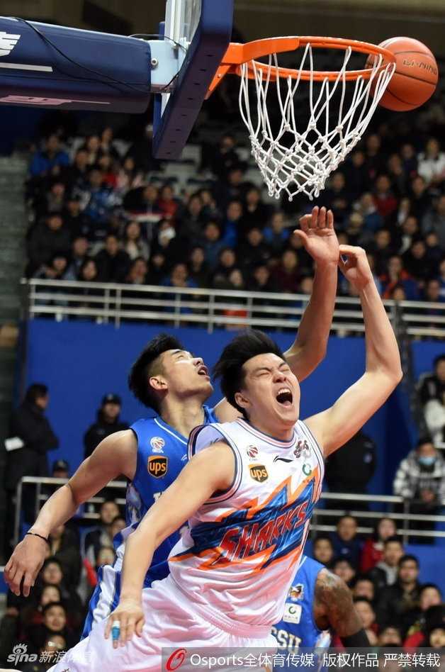 王者归来看易立 肯帝亚加时胜上海重返季后赛 场边的上海队小球迷目不转睛地盯着赛场,他身穿弗雷戴特的球衣,眼神中既有对偶像的崇拜,也带着一丝对主队惜败的惋惜,篮球的激情从小就深植于心。