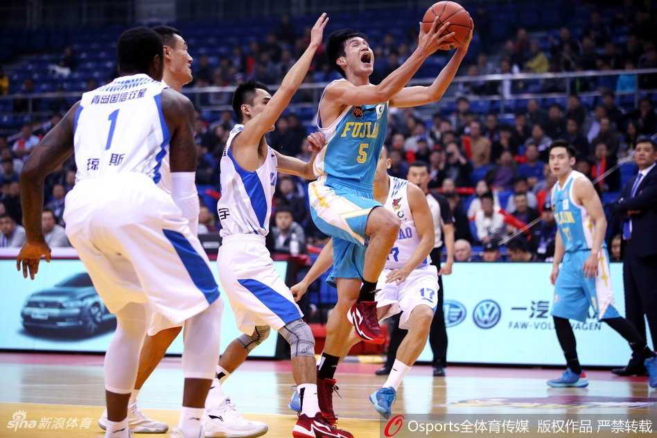 王者归来破僵局,福建客场狂飙送青岛四连败 青岛队主帅在场边神色严峻地指挥作战,面对场上不断被拉大的分差,他双手比划着战术手势,试图力挽狂澜,但无奈球队防线已千疮百孔。