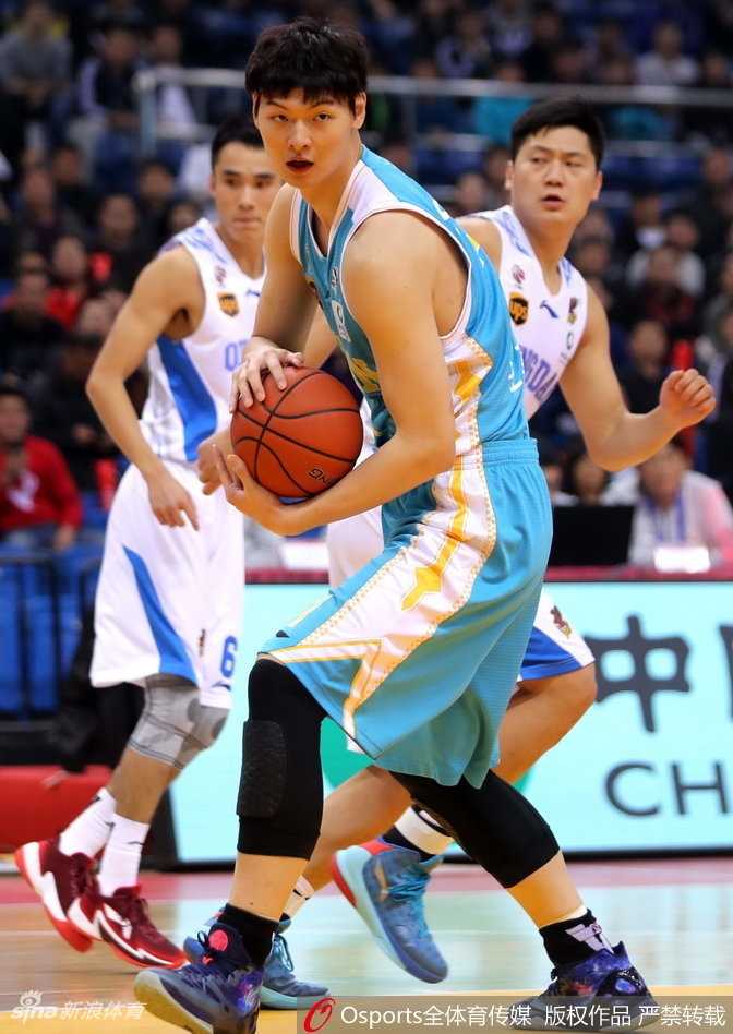 王者归来破僵局,福建客场狂飙送青岛四连败 福建外援史密斯运球如风,急速推进至前场,面对青岛队的防守球员,他眼神坚毅,随时准备用标志性的急停跳投给予对手致命一击。
