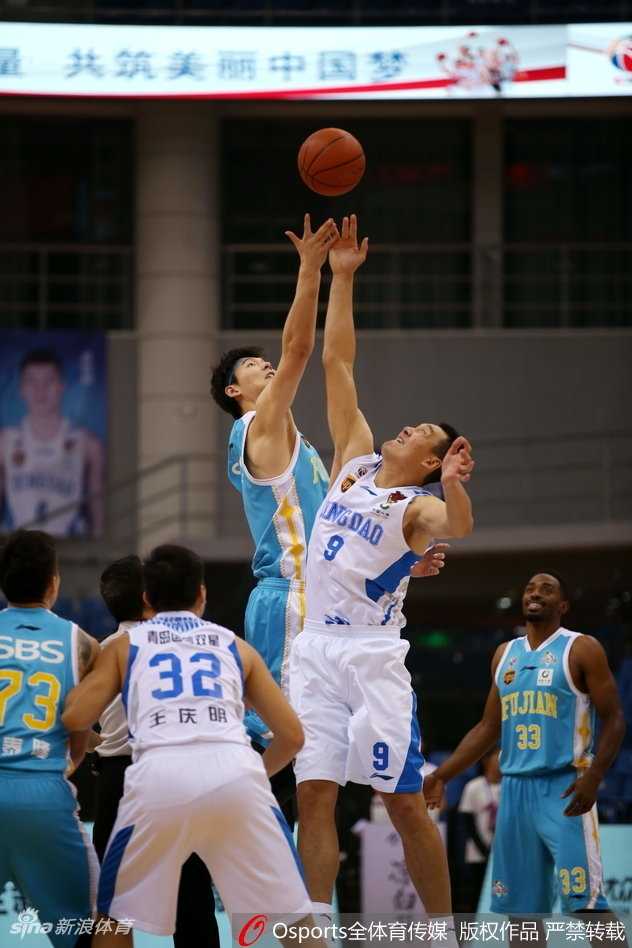 王者归来破僵局,福建客场狂飙送青岛四连败 福建队当家球星王哲林在青岛队内线苏伟的严密防守下,依然强硬转身后仰跳投,皮球划出一道美妙的弧线直奔篮筐。