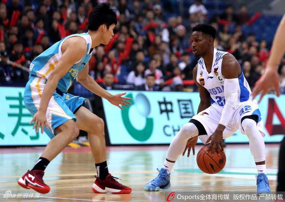 王者归来破僵局,福建客场狂飙送青岛四连败 篮下一片混战,青岛与福建的多名球员同时高高跃起,手臂交织在一起,只为争夺那一个决定球权的篮板球,肌肉碰撞声仿佛穿透画面。