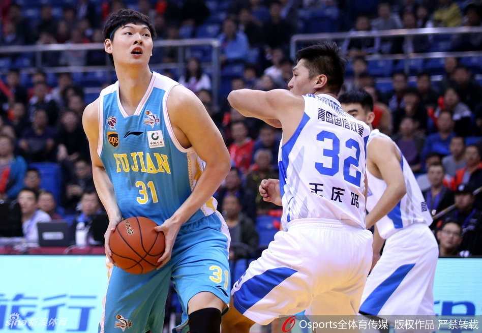 王者归来破僵局,福建客场狂飙送青岛四连败 青岛队外援吉布森面对福建队的多人包夹,如同猎豹般敏捷地突破防线,强行杀入禁区,在对抗中试图完成高难度上篮。