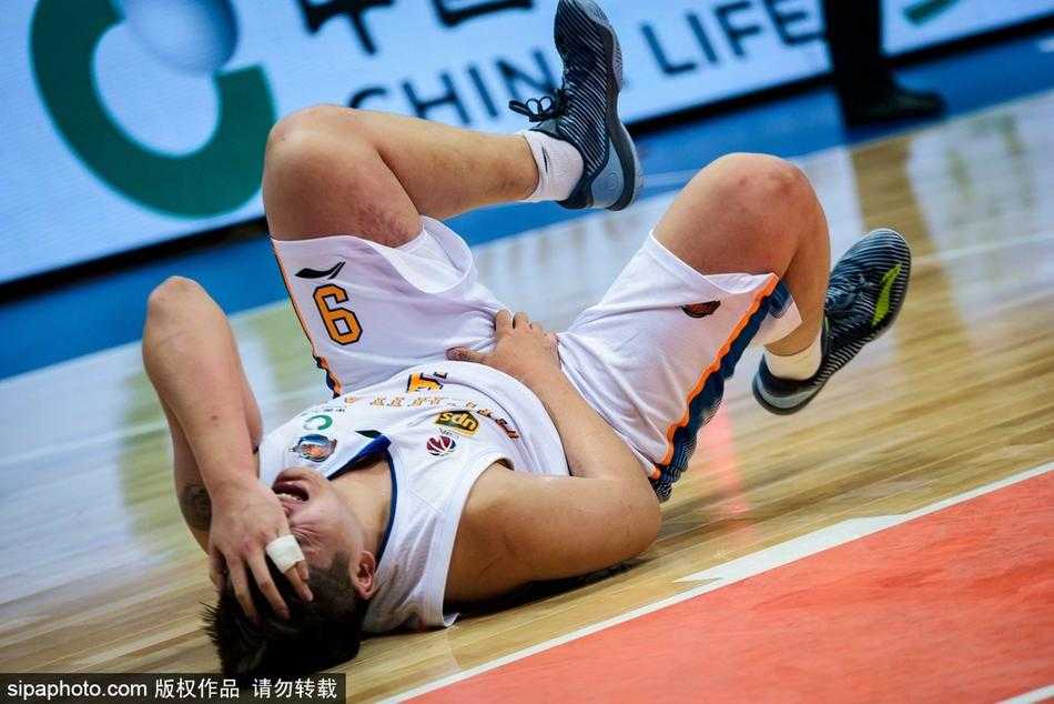 徐煜峰在搀扶下缓慢走向场边，他的背影显得格外落寞，看台上无数关注的目光交织成一片复杂的氛围。