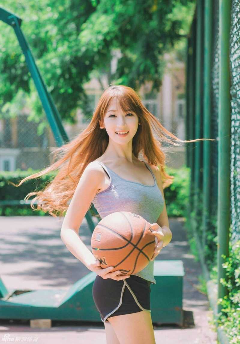 球场湿身谜团:美女球迷的矿泉水与汗水 甩动长发瞬间,水珠飞溅,打湿的上衣显露出健康肤色,笑容灿烂,仿佛夏日里最明媚的阳光