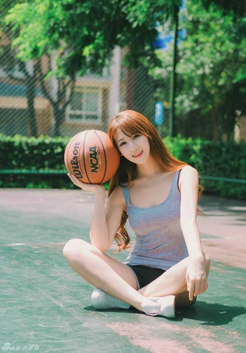 球场湿身谜团:美女球迷的矿泉水与汗水 上衣被汗水或矿泉水打湿,勾勒出迷人线条,美女球迷回眸一笑,眼神中透出俏皮与灵动