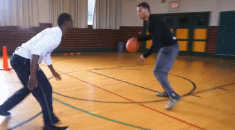 高空球急速下坠，球员张开双臂保持平衡，在皮球触脚的一刹那，脚踝像装了弹簧一样顺势下压缓冲，将这颗充满力量的皮球驯服地停在脚面之上，仿佛时间在这一刻静止。