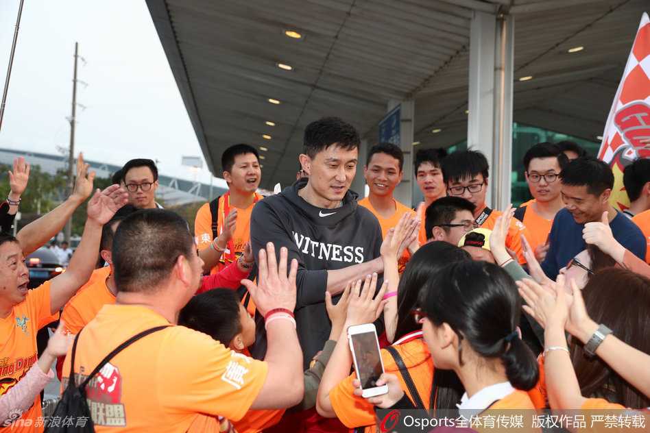 球迷热情接风,华南虎踏上逆袭征途 人潮人海中,主教练杜锋被热情的球迷紧紧簇拥在中间,球迷们高举手机记录着偶像归来的瞬间,场面热烈。