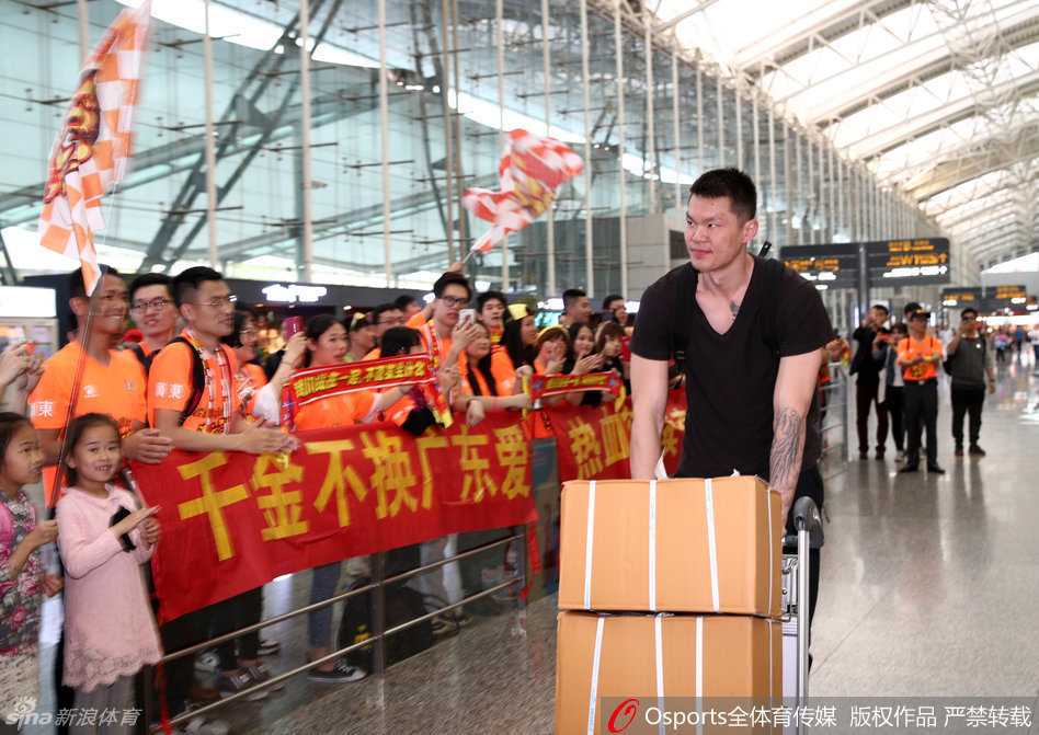 球迷热情接风,华南虎踏上逆袭征途 年轻的赵睿被一群球迷团团围住,他手中拿着签字笔,应接不暇地满足着大家的请求,脸上洋溢着被认可的喜悦。
