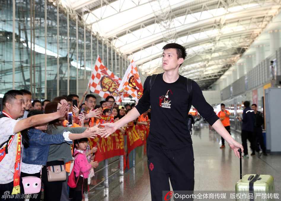 球迷热情接风,华南虎踏上逆袭征途 朱芳雨微微皱眉,用手擦拭着额头的汗水,身边是依然热情不减的球迷,身后的背景是机场的到达出口。