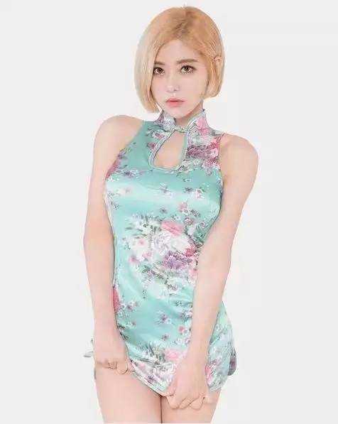 球鞋女神 DJ SODA 黄素熙:热爱乔丹的女生,身材与颜值俱佳 黄素熙身穿黄色与红色拼接的运动背心,皮肤白皙紧致,笑容灿烂充满活力,显得格外年轻时尚