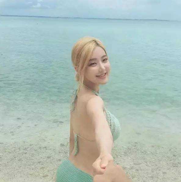 球鞋女神 DJ SODA 黄素熙:热爱乔丹的女生,身材与颜值俱佳 黄素熙蹲在地上展示她收藏的球鞋,身边堆满了未拆封的Nike和AJ鞋盒,球鞋数量堪比专业鞋店